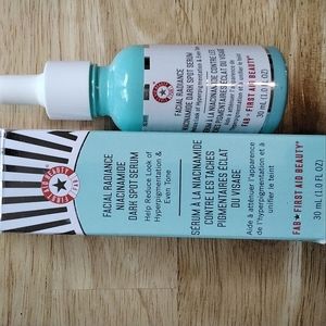 FIRST AID BEAUTY Facial Radiance Niacinamide Dark Spot Serum